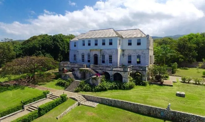 Sea Castle Montego Bay -1-Bedroom Beachfront Escape With Stunning Views
